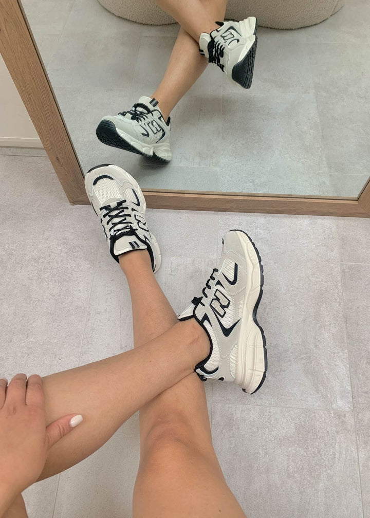 Eglantine - Stylish Women's Sneakers